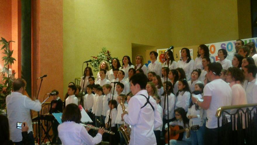 Jóvenes participan en una actividad musical