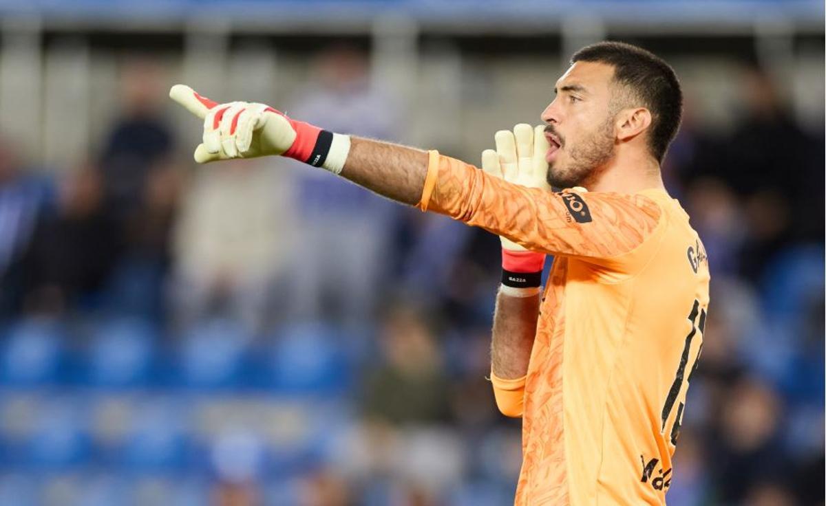 Paulo Gazzaniga assenyala, durant el partit contra l'Alabès, amb el dit que es lesionaria a la segona part