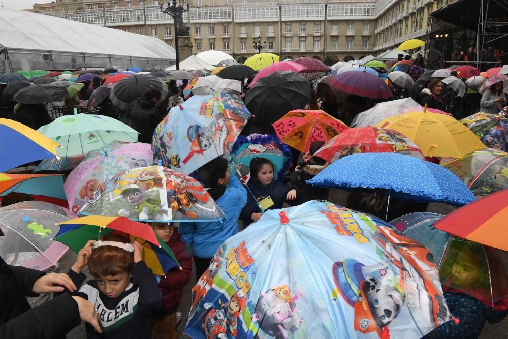 La plaza de María Pita acoge una concentración con paraguas de colores para celebrar y visibiizar la efeméride.