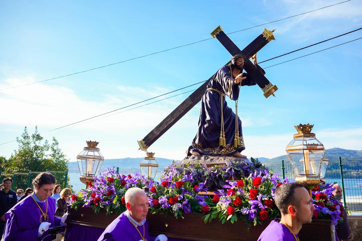 Procesiones en Vigo: los pasos de Noso Pai Xesús Nazareno e a Virxe Dolorosa desfilaron por Teis