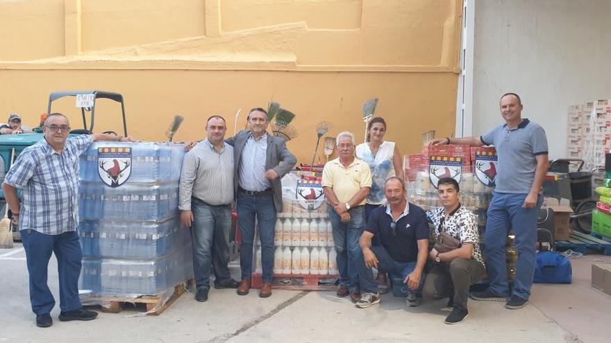 Raúl Esteban, junto a otros miembros de la Junta directiva de la Delegación de Caza de Alicante, entregan a la concejal del Ayuntamiento de Orihuela y Coordinadora de Emergencias