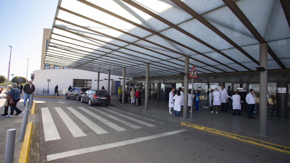 Varios grupos de sanitarios y usuarios, frente al Hospital de la Ribera.