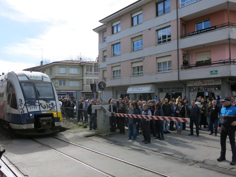 Los vecinos de Posada de LLanes cortan las vías de tren para protestar por el paso a nivel.