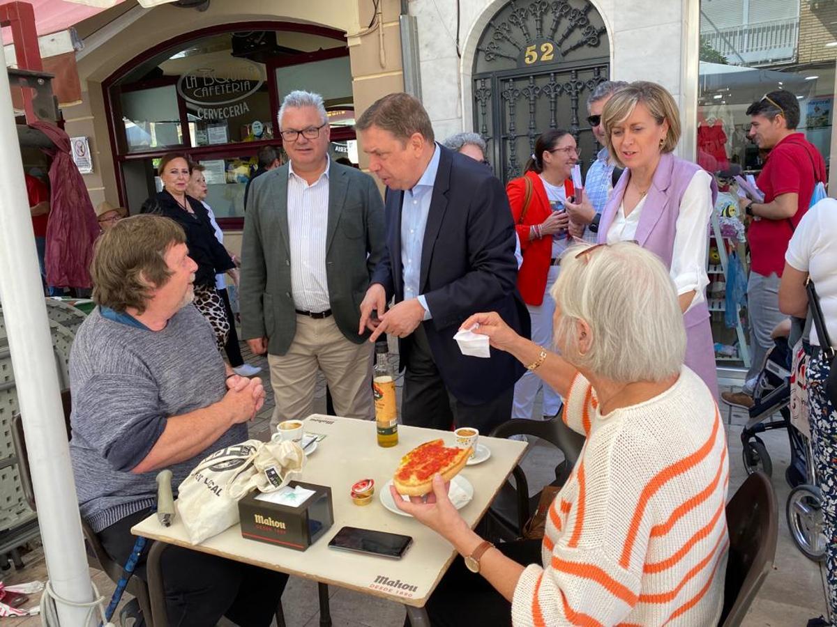 Luis Planas y Esteban Morales, en el paseo electoral por Puente Genil.