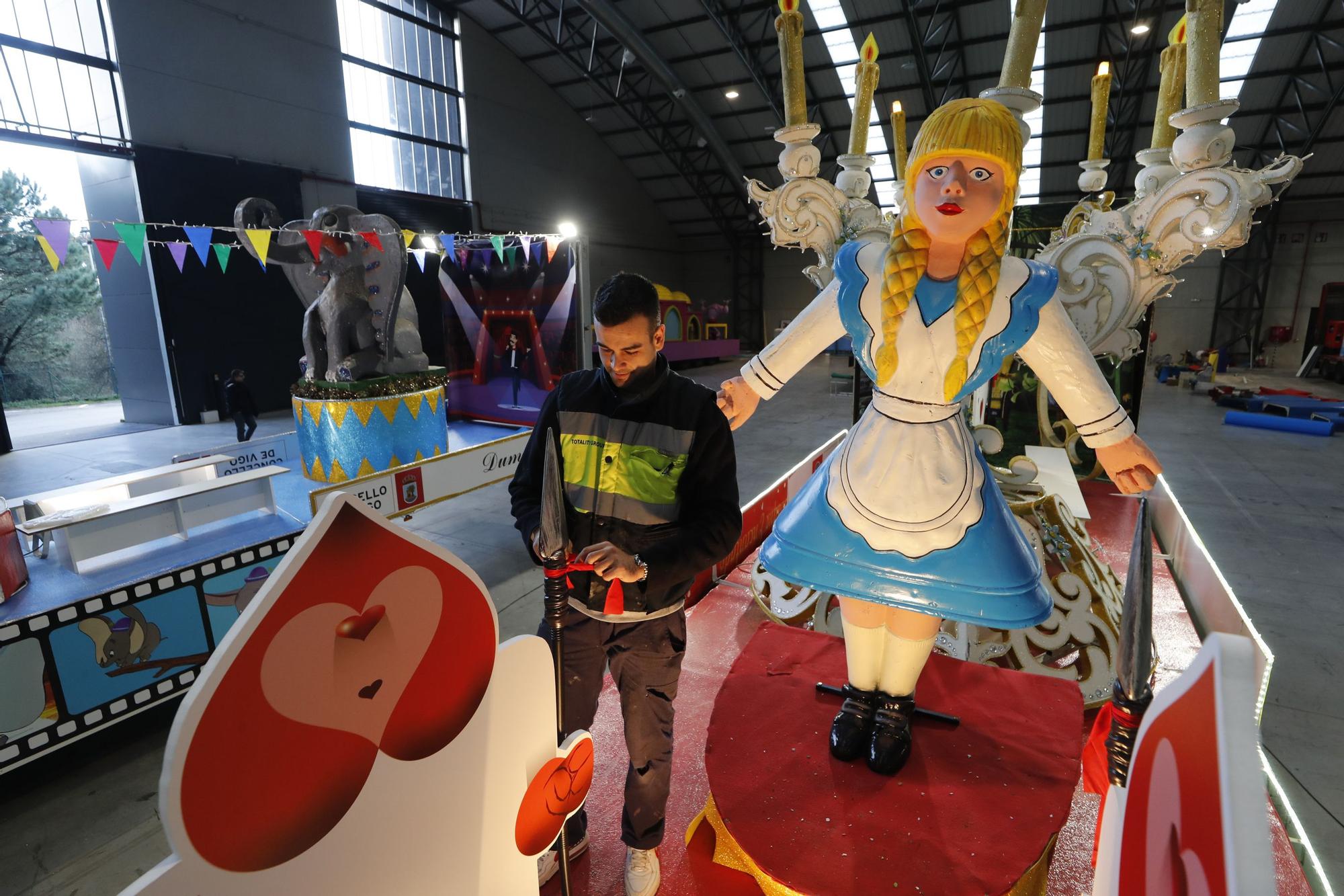 Los operarios trabajando en las carrozas, ambientadas en películas infantiles.