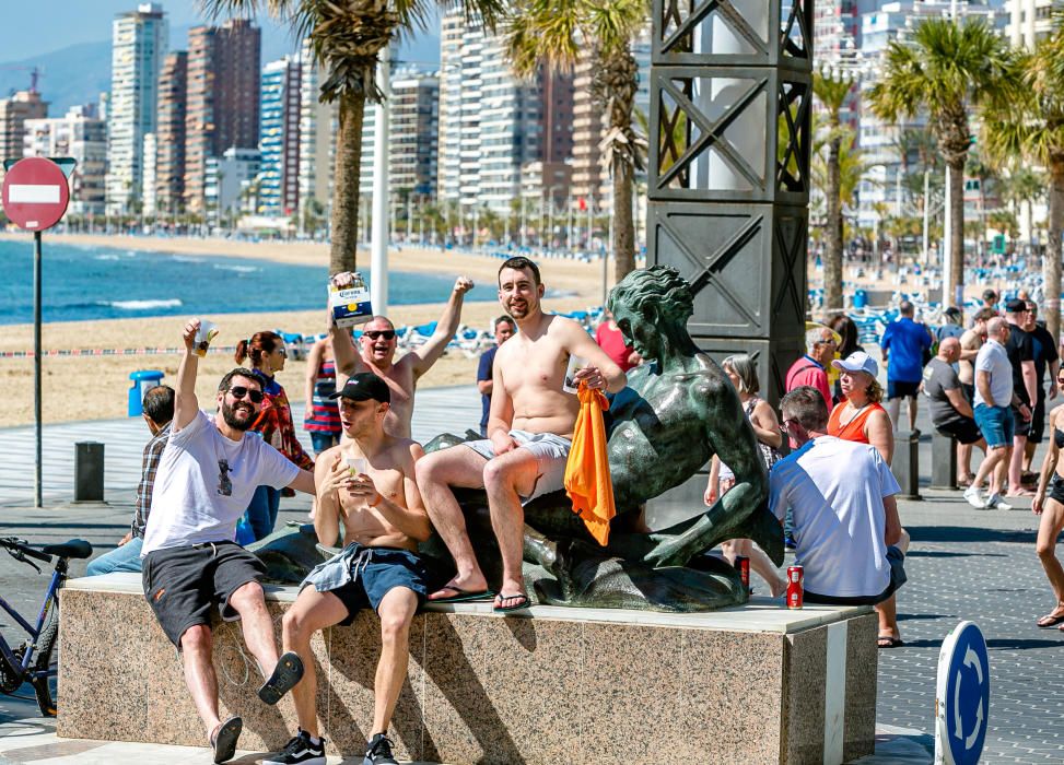 Estea es la situación en Benidorm: playas cerradas, turistas comprando alcohol y grandes colas esperando a los buses