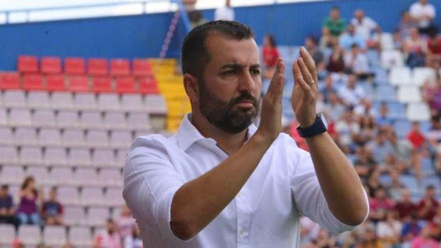 Diego Martínez, entrenador del Granada, aplaude durante un partido de su equipo.