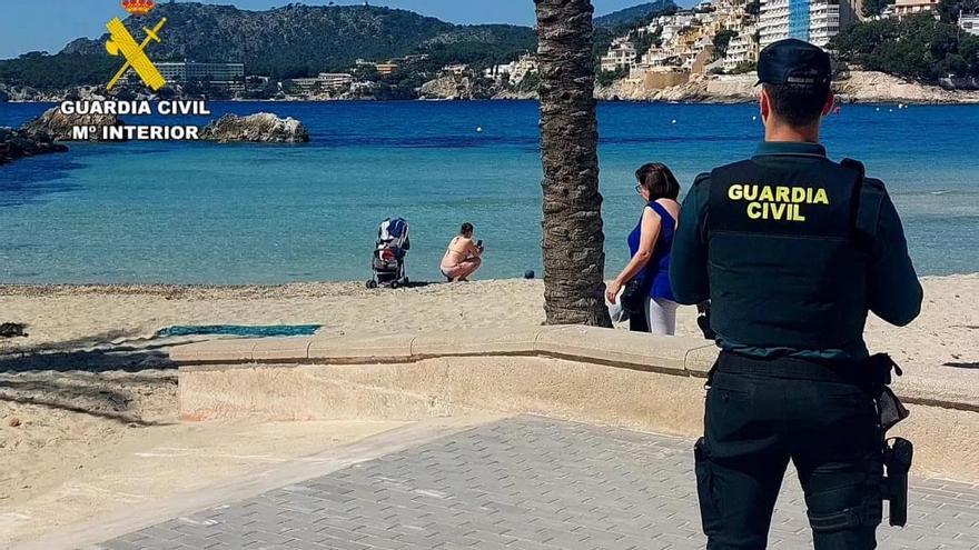 Un guardia civil, durante un servicio de vigilancia en la playa de Magaluf.