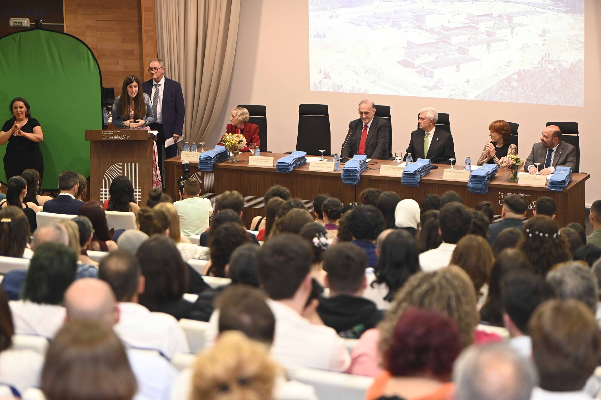 Las últimas promociones de los grados en Traducción e Interpretación, Filología Aplicada Gallega y Española y Lenguas Extranjeras recogieron sus diplomas 