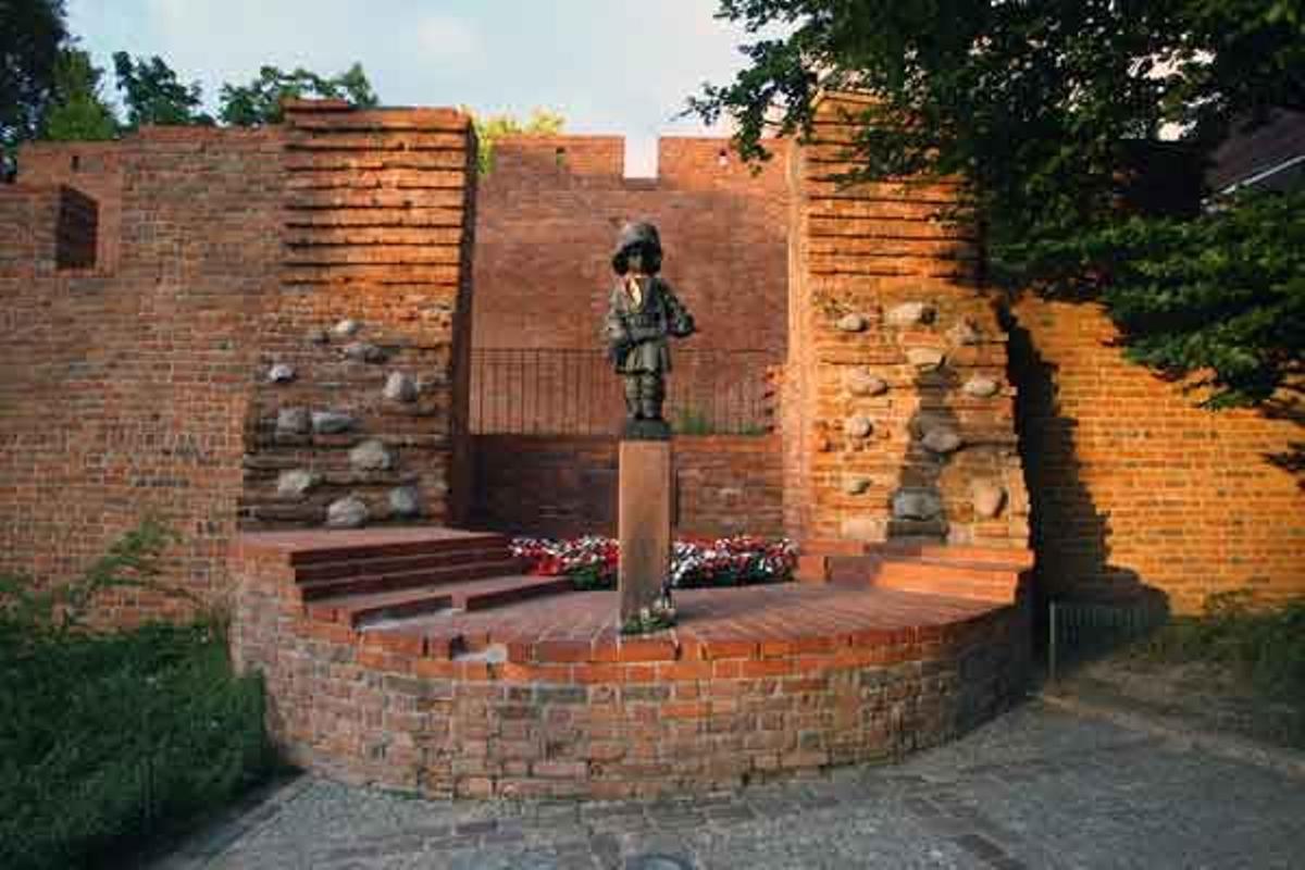 El Monumento al Pequeño Insurgente está dedicado a los niños que lucharon en el Alzamiento de Varsovia en 1944 y se encuentra en las murallas medievales de la ciudad en el centro histórico.