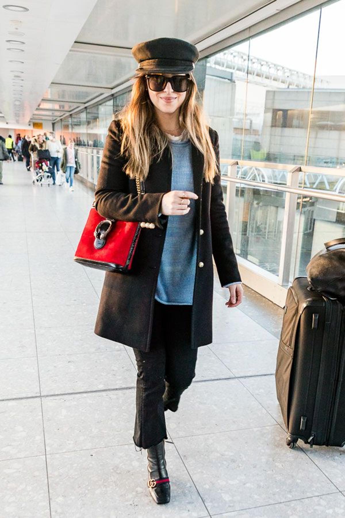 Dakota Johnson en el aeropuerto con botines negros de Gucci