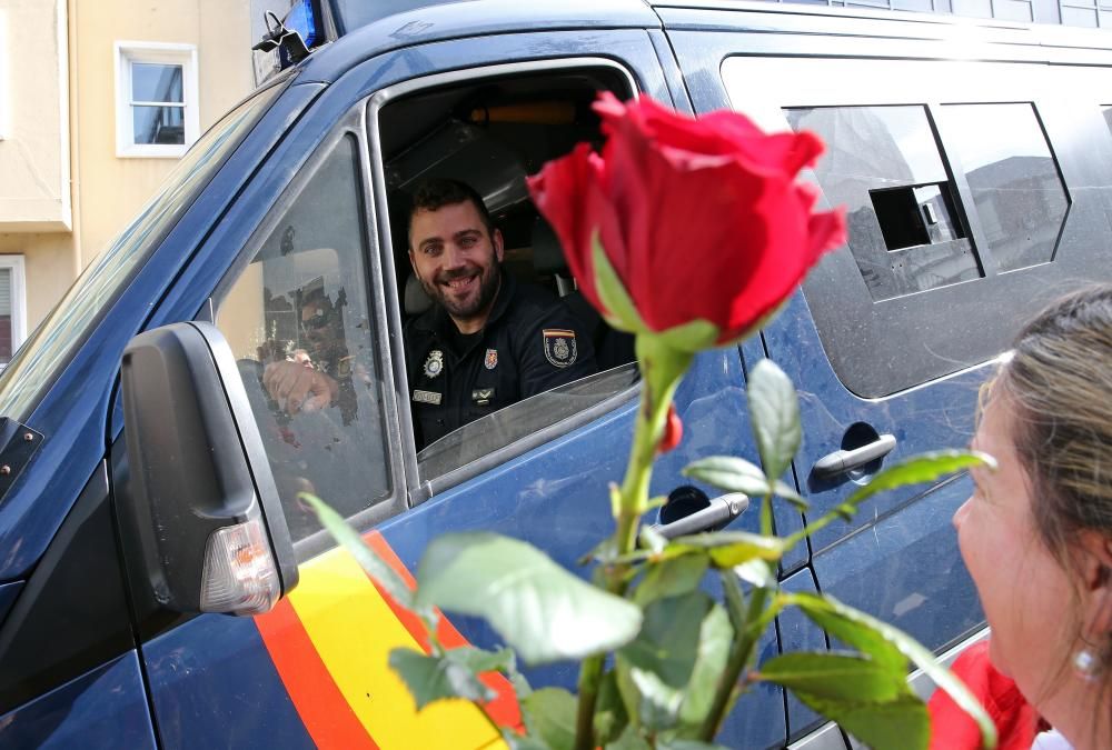 Vigo recibe entre aplausos y al grito de "¡Valientes!" a los agentes de la UIP que regresan de Cataluña