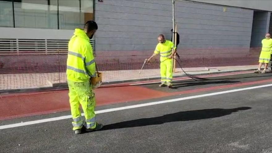 Comienza el pintado del carril bici de la avenida de Isidor Macabich de Ibiza