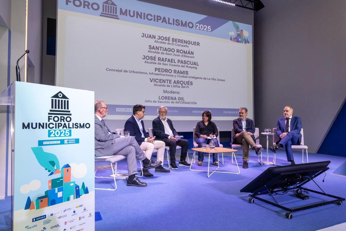 Un momento de la mesa con los cinco representantes municipales y Lorena Gil, jefa de sección de INFORMACIÓN