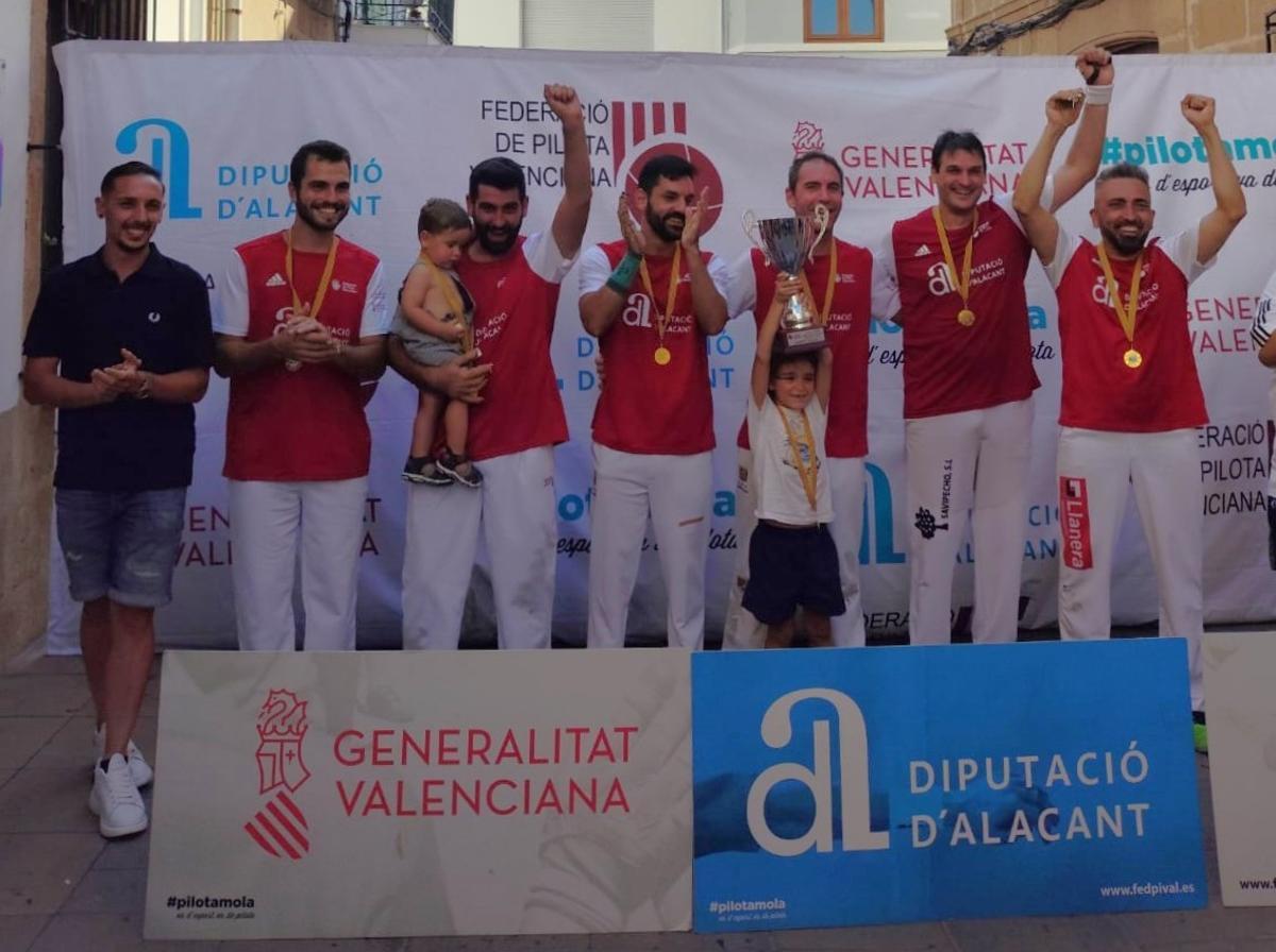 Los campeones, con el trofeo