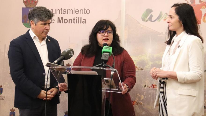 Rafael Llamas, Antonia Ramírez y Lidia Bujalance, durante la presentación de la liquidación de las cuentas.