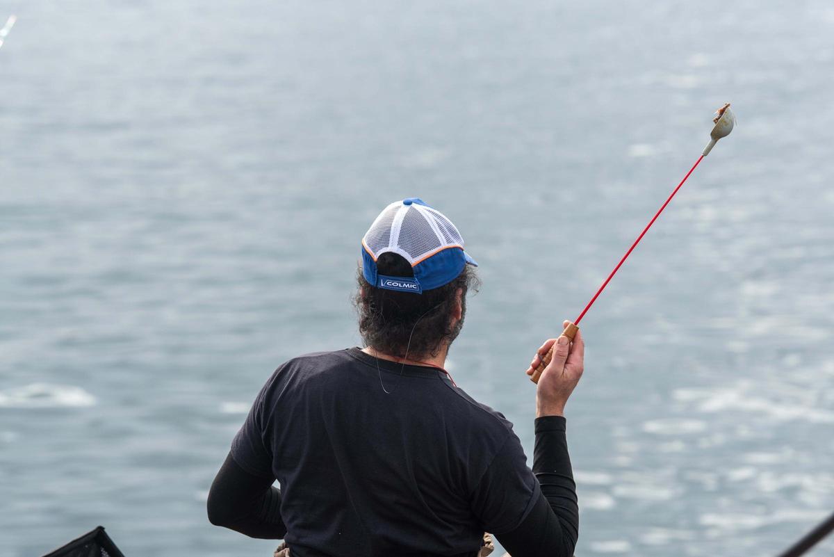 Competición de pesca en el dique de abrigo