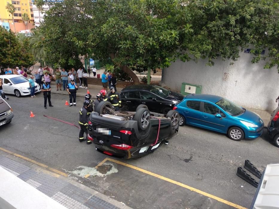 Accidente con vuelco en la calle Luis Benítez Inglot