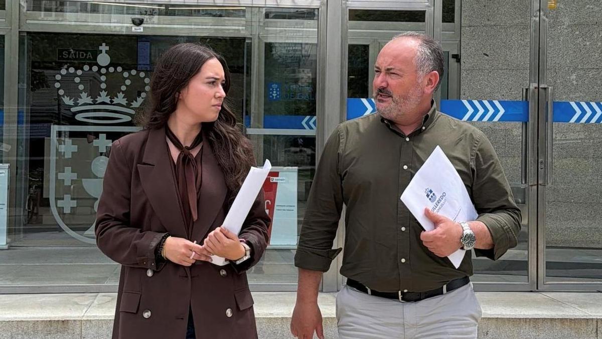 El alcalde, José Ramón Rioboo, y la concejala de Educación, Cristina Pardo, a la entrada de las oficinas de la Xunta.