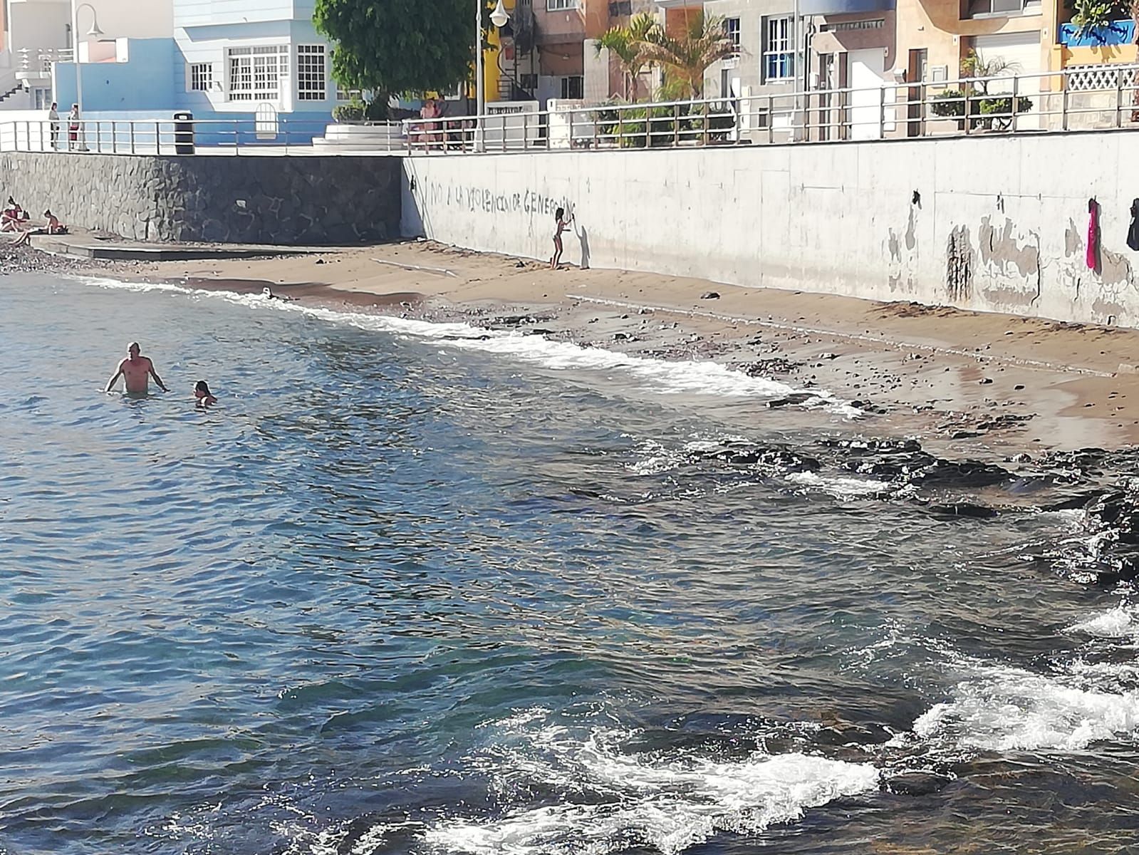 Mensajes de arena de una niña contra la violencia de arena y el bullying en Arinaga