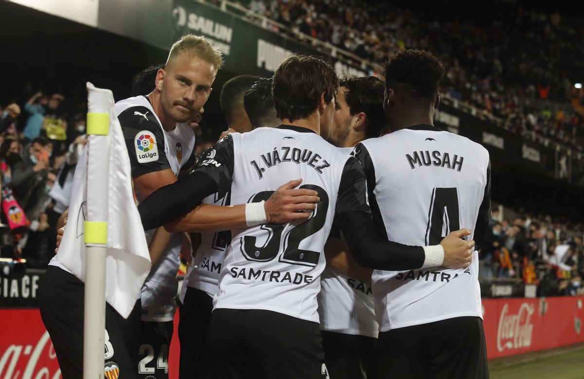 Racic, Jesús Vázquez y Musah, celebrando un gol frente al Granada