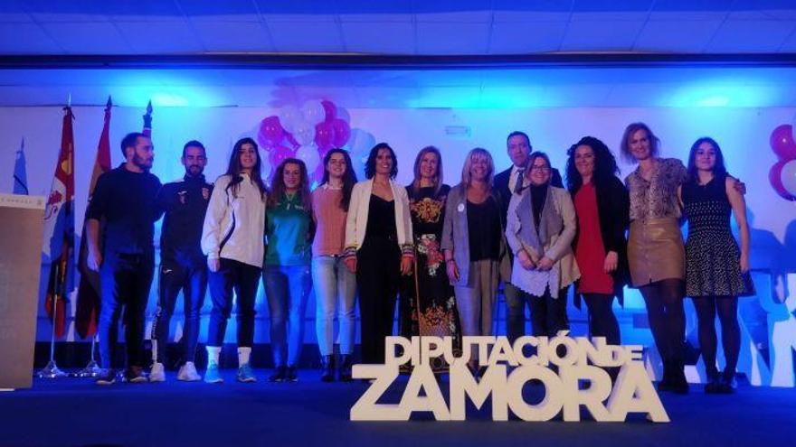 Todos los participantes en la gala del Día Internacional de la Mujer organizada en Monfarracinos por la Diputación de Zamora.