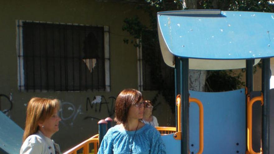 María Gámez y la concejala Begoña Medina visitaron ayer el parque infantil de calle Genil.