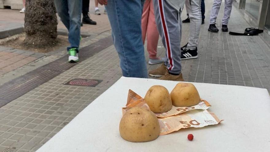 Hier waren offenbar Öko-Hütchenspieler am Werk, die Kartoffeln als Hütchen benutzten.