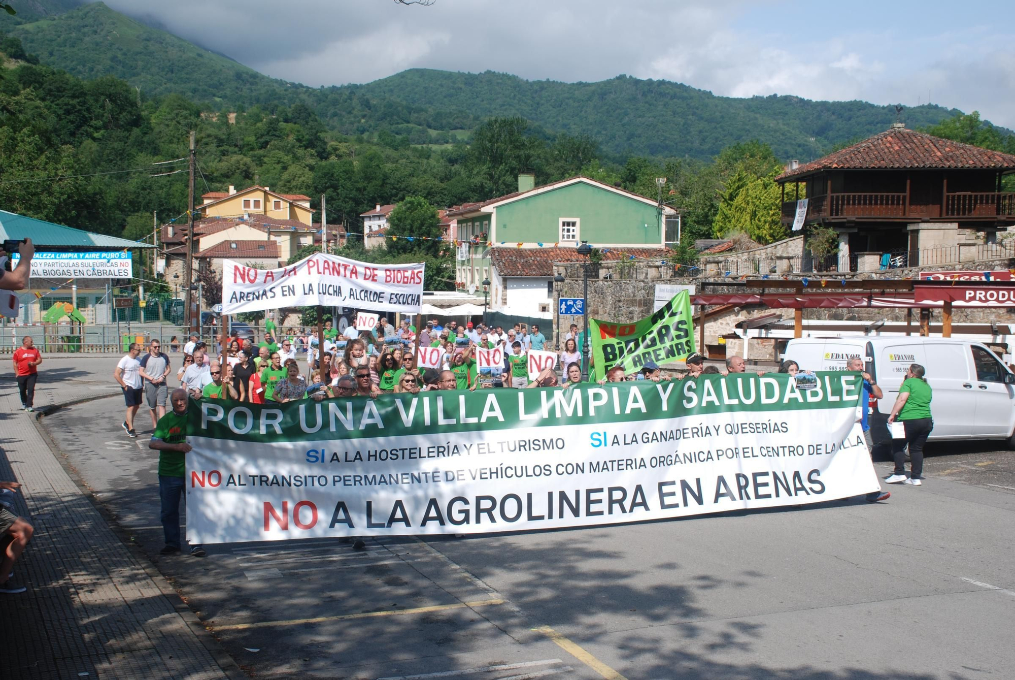 Manifestación contra la planta de biogás en Arenas de Cabrales