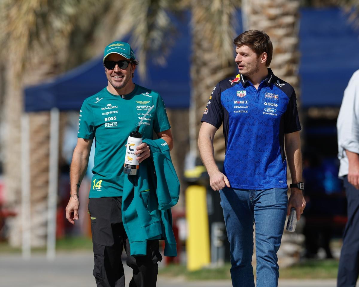 Fernando Alonso, junto a Max Verstappen, en Bahrein.