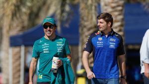 Fernando Alonso, junto a Max Verstappen, en Bahrein.