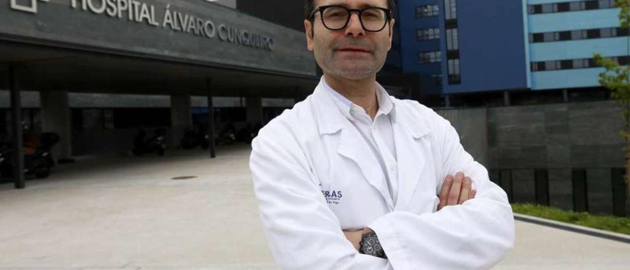 El doctor Manuel Crespo, ante el acceso al Cunqueiro. // Ricardo Grobas