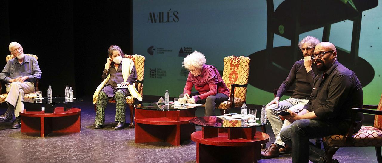 Por la izquierda, Denis Rafter, Helena   Pimenta, Magüi Mira, Miguel Quiroga y Adolfo Simón, durante el primer diálogo de la Academia de Artes Escénicas en Avilés. | |  RICARDO SOLÍS