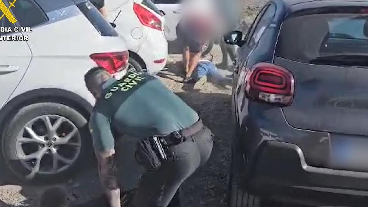 Pillas a tres personas mientras roban en coches en Tenerife