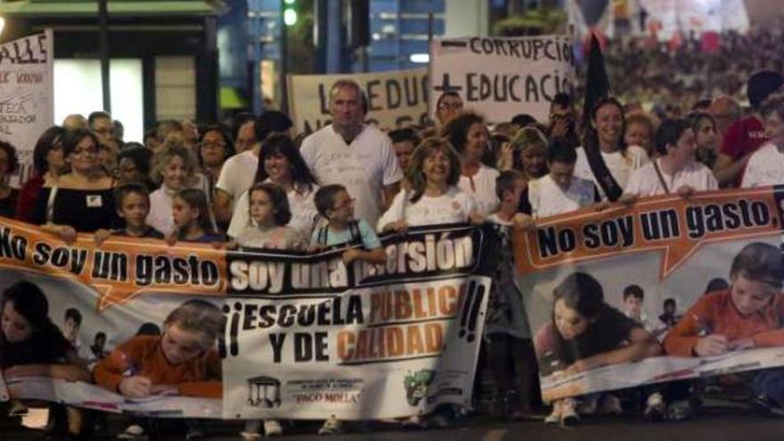 Manifestaciones en Alicante (arriba), Elche (centro) y Valencia (abajo), ayer.