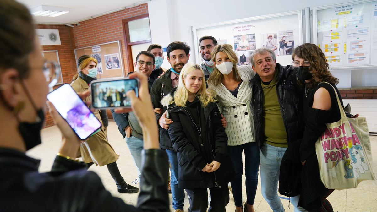 Yolanda Díaz posa con alumnos antes de un encuentro en la Facultad de Ciencias Políticas de la Universidad de Santiago.