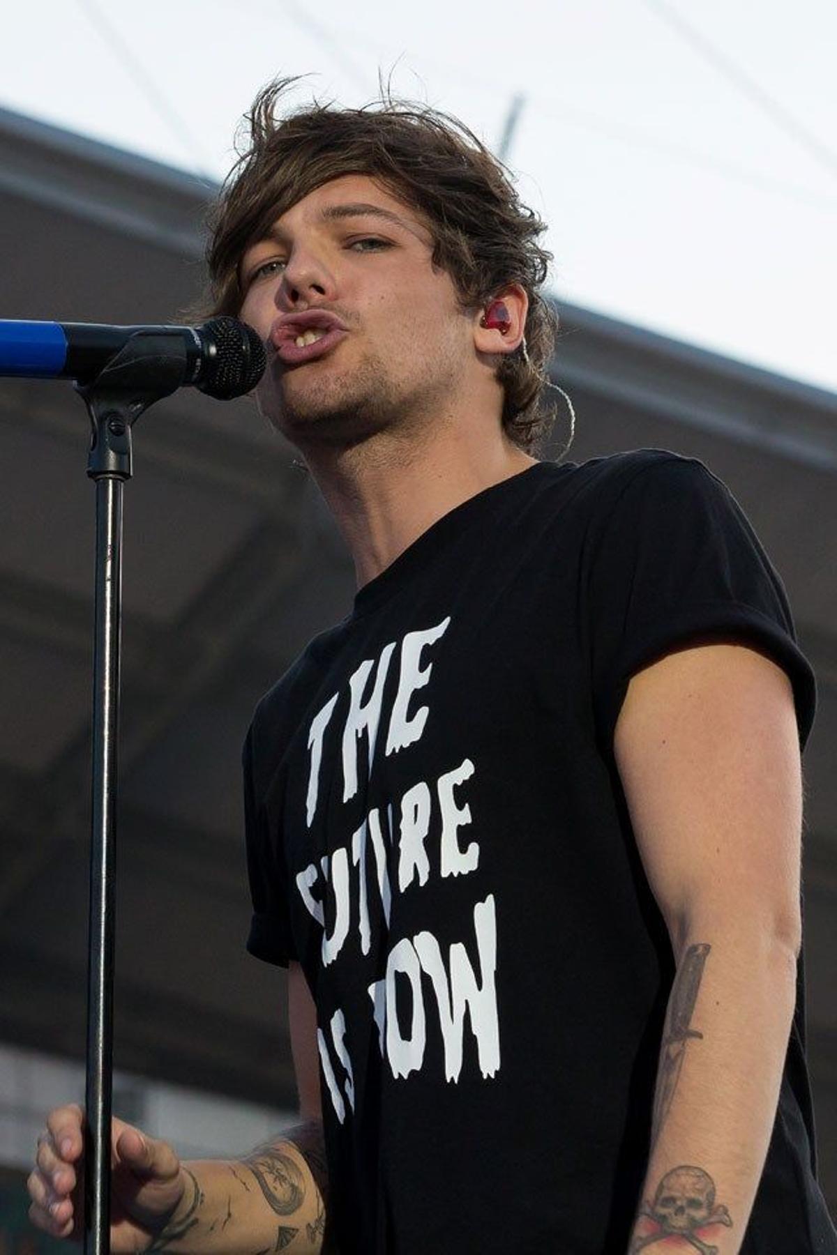 Primer plano de Louis Tomlinson en el concierto de Gotemburgo