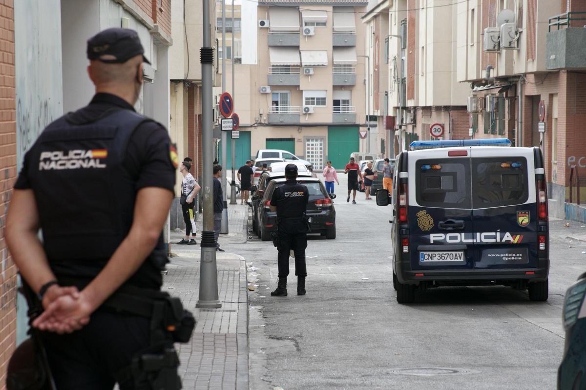 Agentes de la Policía Nacional y técnicos de Iberdrola, este martes día 17 en el Espíritu Santo de Espinardo.