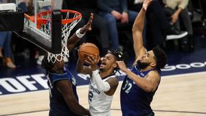 Ja Morant penetra a canasta, superando la defensa de Karl-Anthony Towns