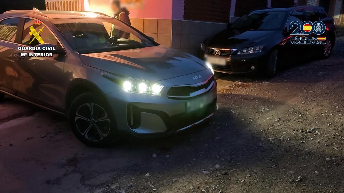 Coches recuperados en el registro del chalé en Llíria.