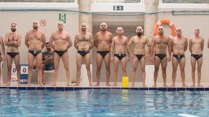 El CN Sant Josep de waterpolo forma junto a la piscina antes de empezar uno de sus partidos.