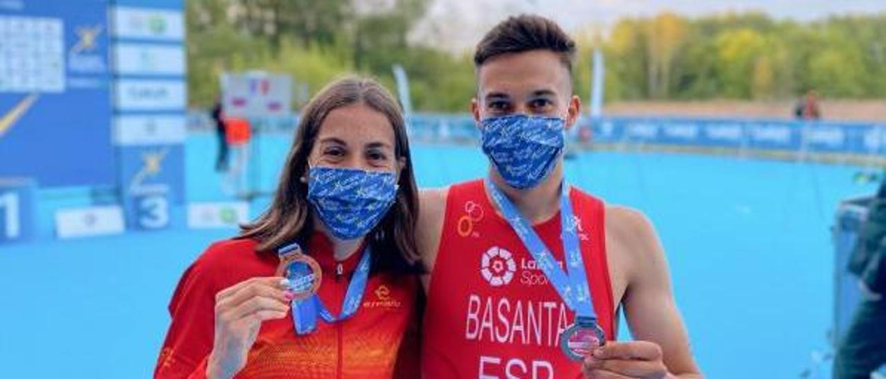 Natalia Castro junto al también medallista Esteban Basanta. |  // CEDIDA