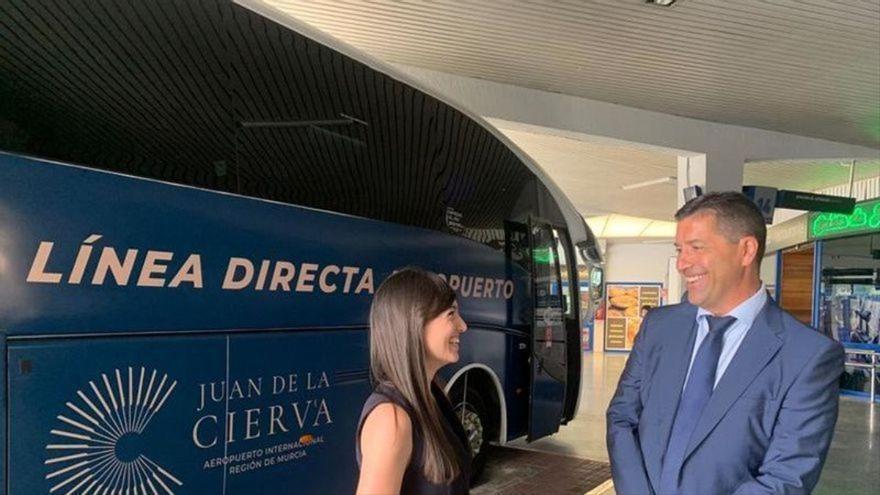 Un autobús conectará a partir de mañana el aeropuerto Juan de la Cierva con Murcia y Cartagena