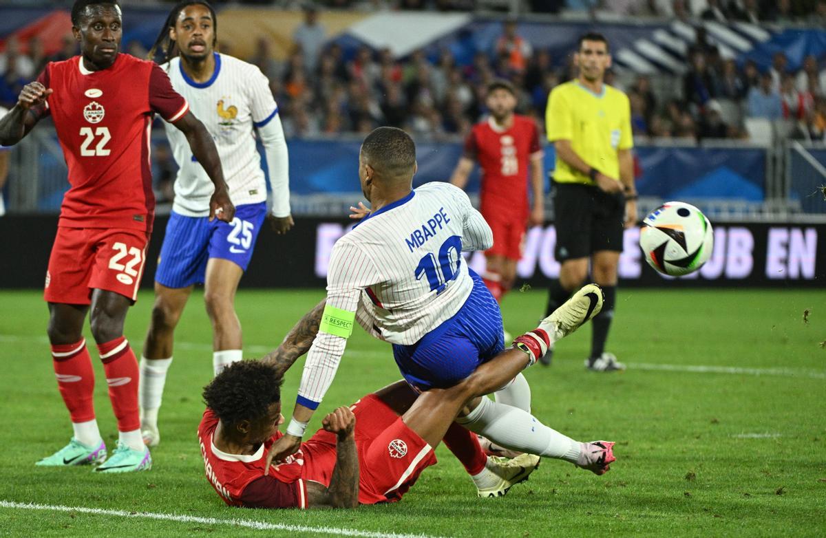 Mbappé en una acció amb la selecció francesa