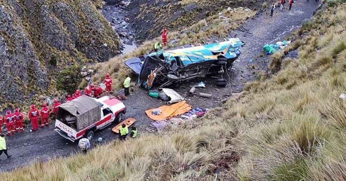 Un autobús accidentado tras caer por un barranco en Bolivia.