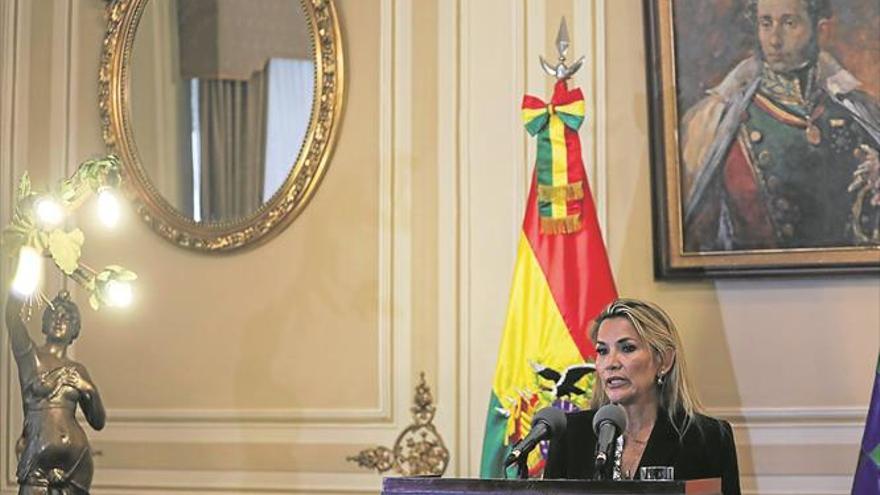 La opositora Jeanine Áñez es la nueva presidenta interina de Bolivia