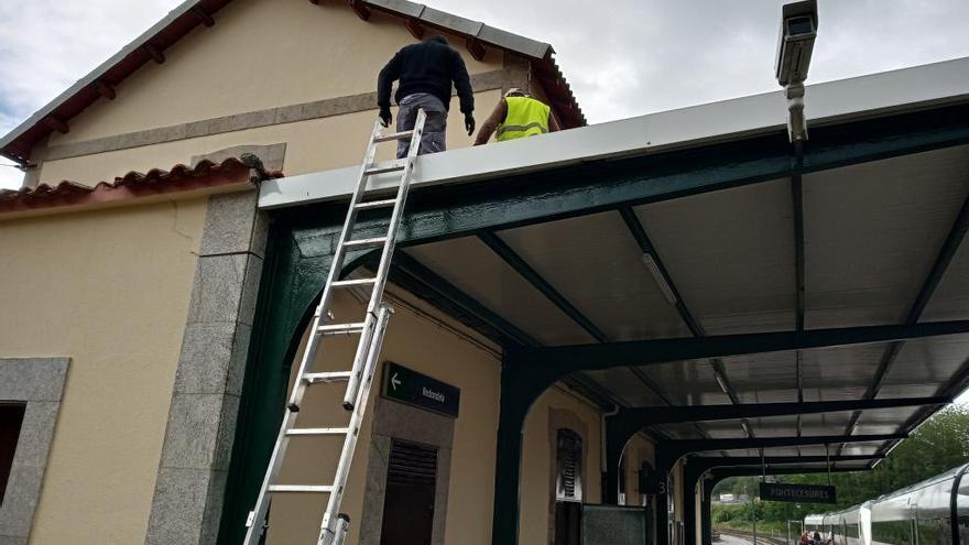 Los trabajos de reparación de la marquesina.