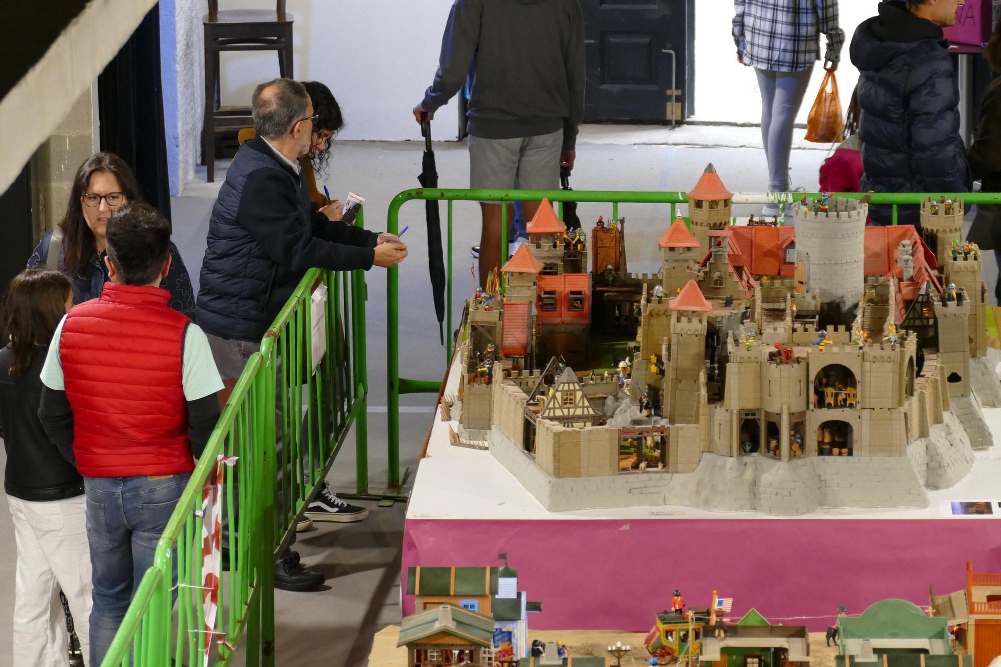 Centenars de clicks de Playmobil ocupen el Casino Menestral Figuerenc