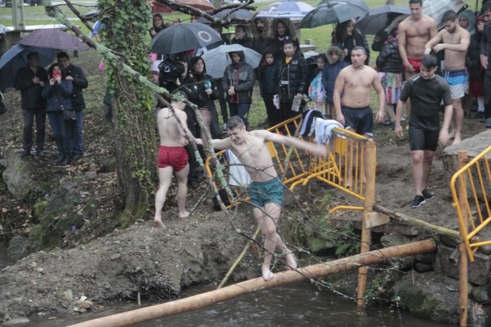 Carnaval en Galicia 2019 | Valor y frío en la tradicional "Corrida do Galo" del entroido de Vilaboa