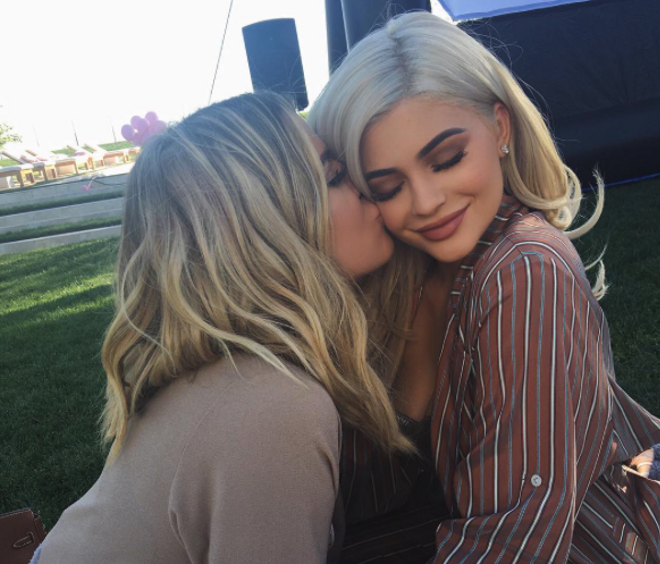 Khloé Kardashian y Kylie Jenner bromean sobre sus embarazos